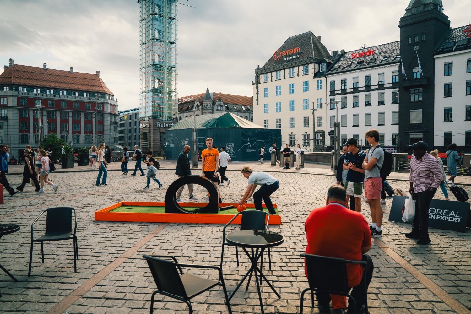 Gameplay in the middle of the square — a Refresh Squad member guides a player through the loop hole.