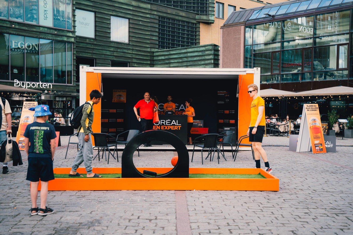 The container stand in full swing — product wall, samples and the course in rotation.
